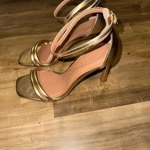 Chinese Laundry scrappy heeled sandals in size 9.